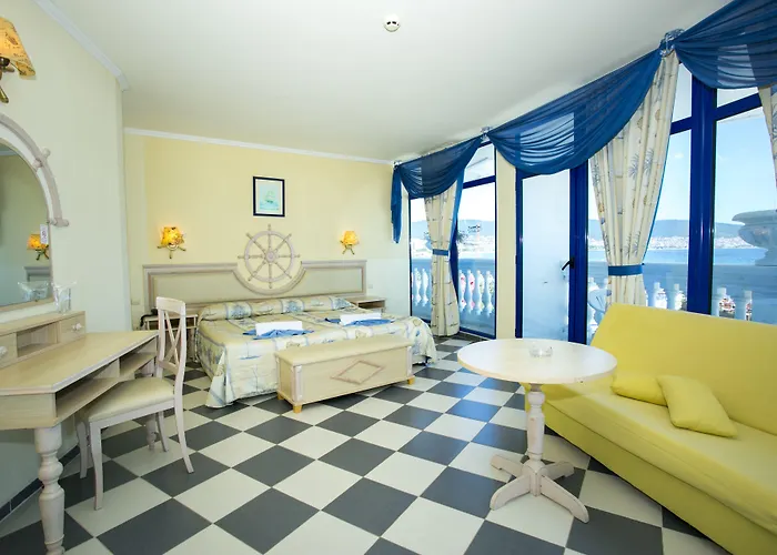 Ξενοδοχείο Chaika 3*